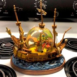 Peter Pan Snowglobe